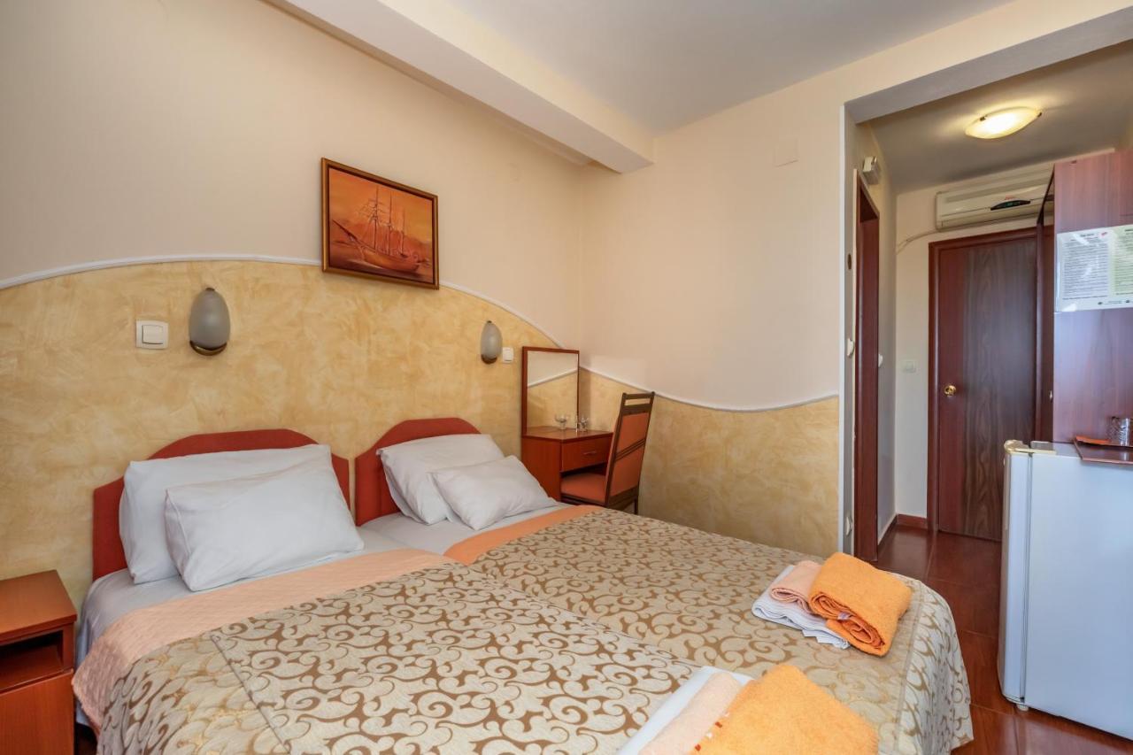 Apartments Pod Lozom With Seaview Petrovac Room photo
