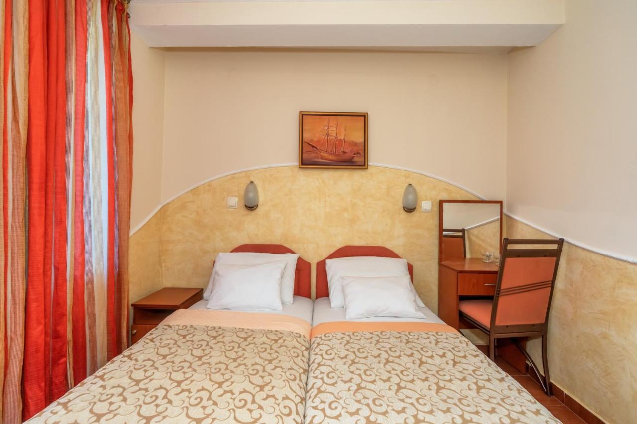 Apartments Pod Lozom With Seaview Petrovac Room photo