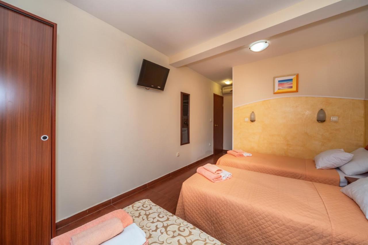 Apartments Pod Lozom With Seaview Petrovac Room photo