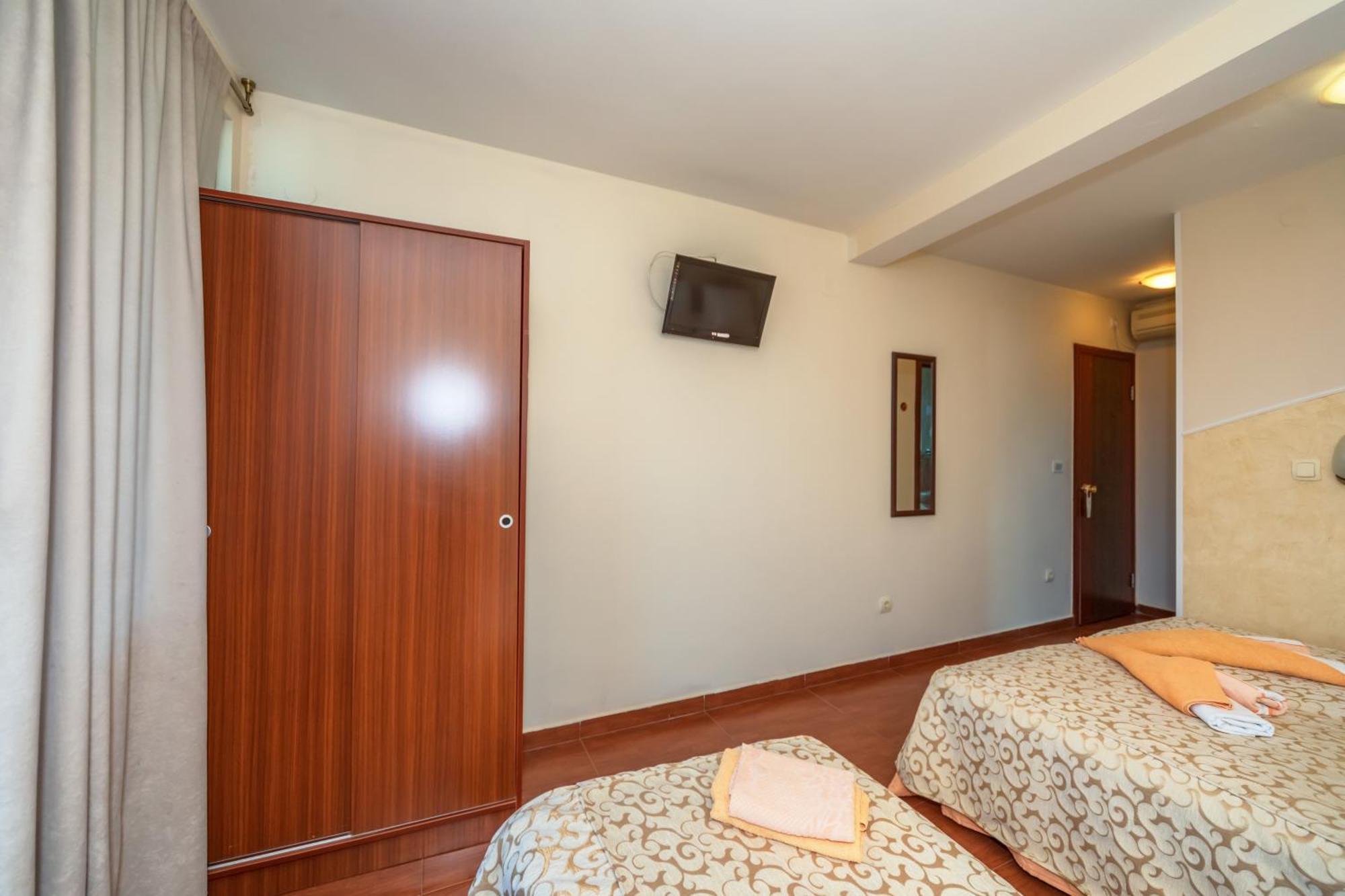 Apartments Pod Lozom With Seaview Petrovac Room photo