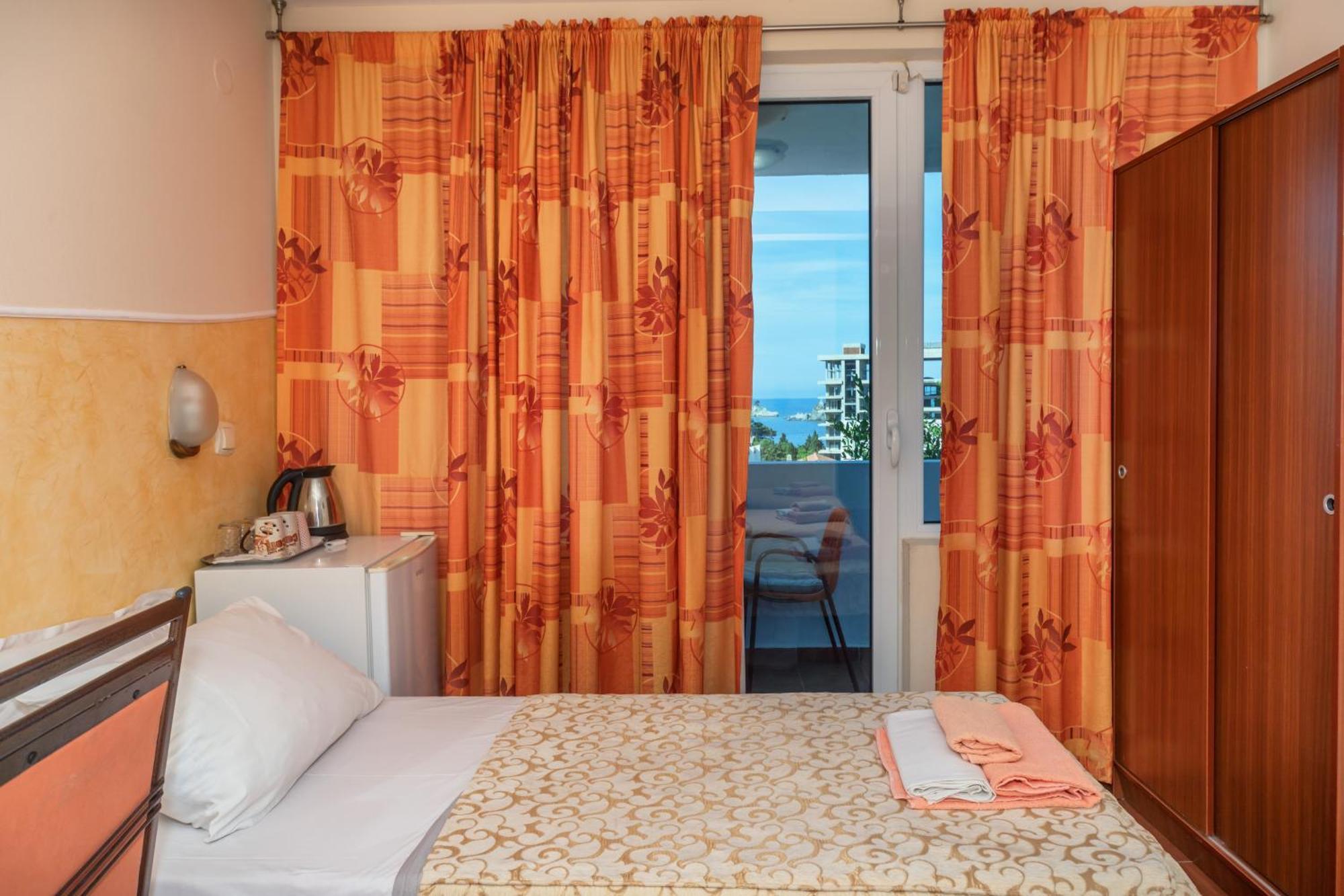 Apartments Pod Lozom With Seaview Petrovac Room photo