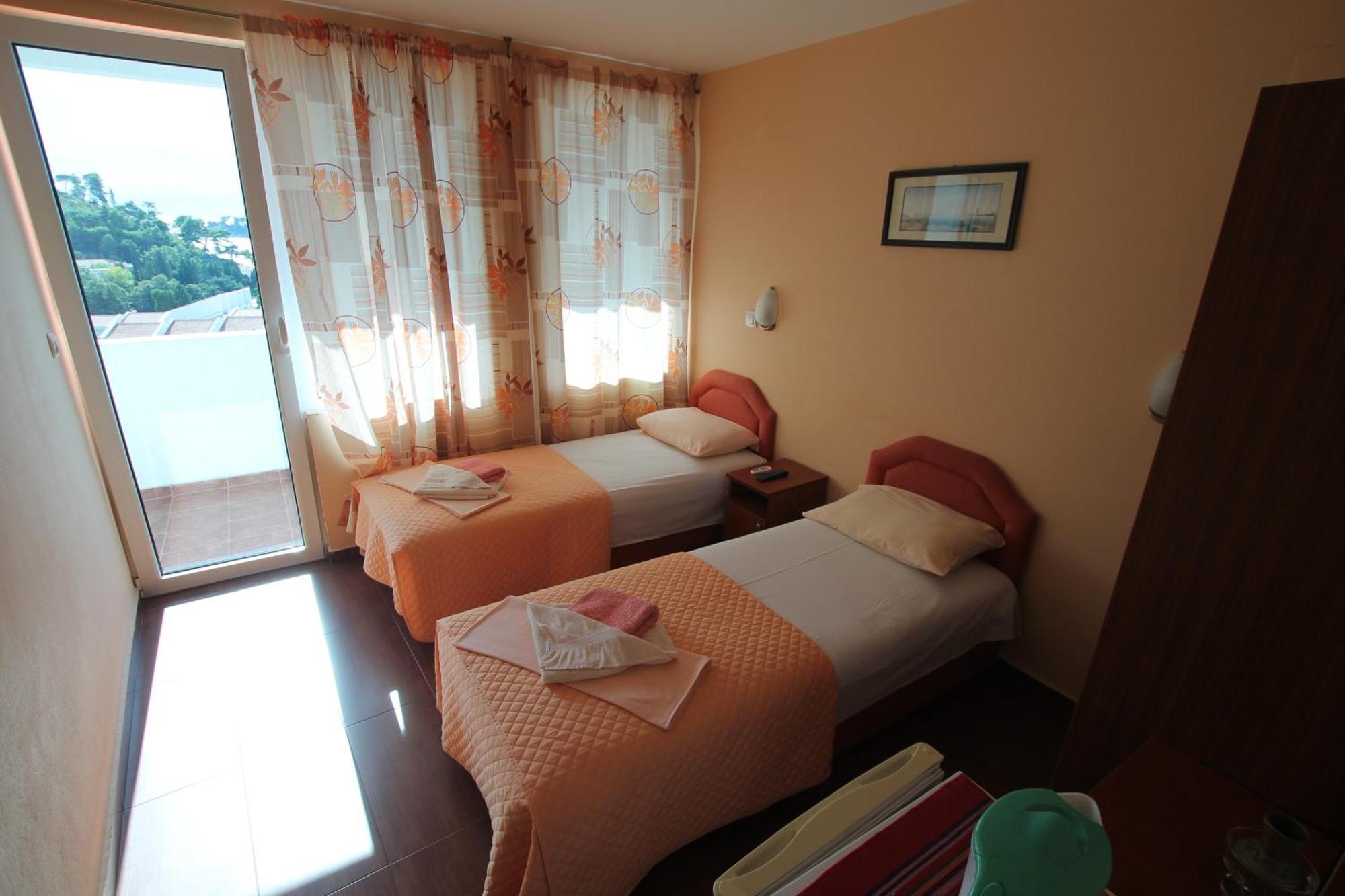 Apartments Pod Lozom With Seaview Petrovac Room photo